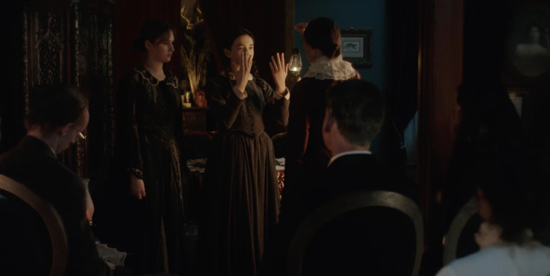 Audrey Grace Marshall y Aster Laine en speak-with-the-dead