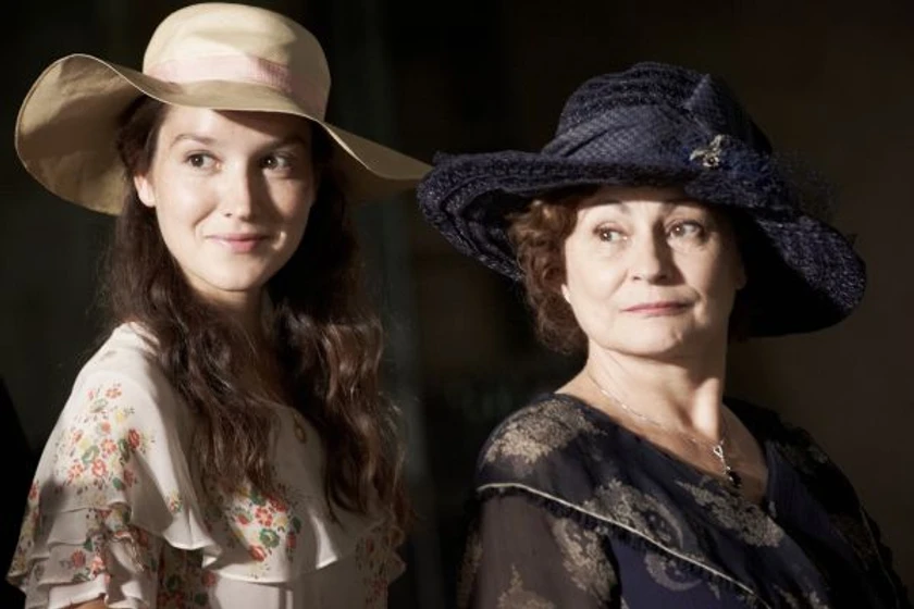 Catherine Arditi y Anaïs Demoustier en therese-d