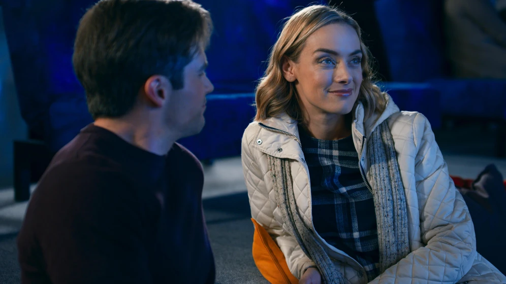 Rachel Skarsten y Brant Daugherty en amor-sin-tiempo