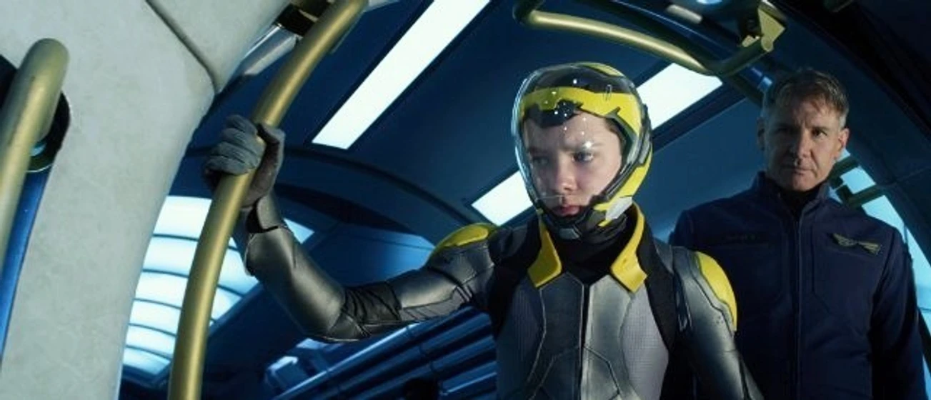 Harrison Ford y Asa Butterfield en El Juego de Ender
