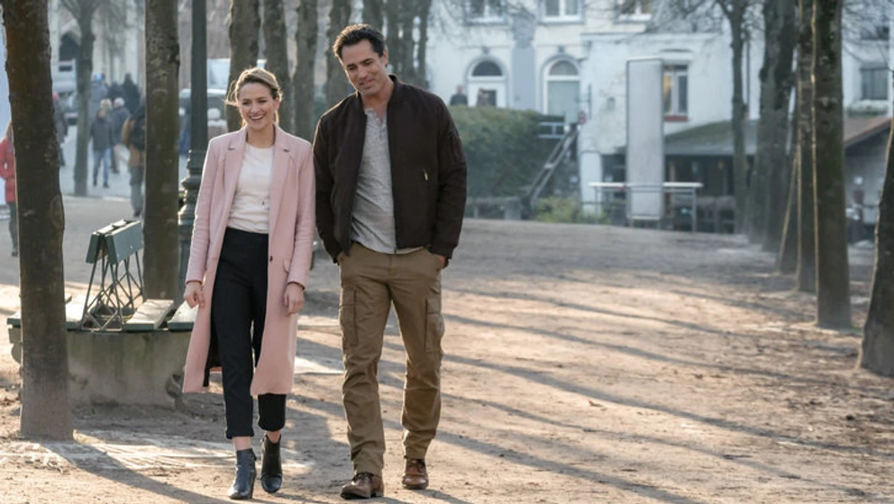 Victor Webster y Shantel VanSanten en perfume-de-amor