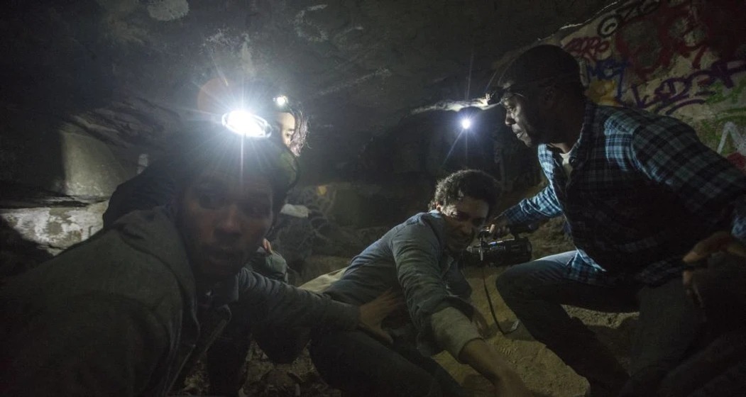 Edwin Hodge y Ben Feldman en asi-en-la-tierra-como-en-el-infierno