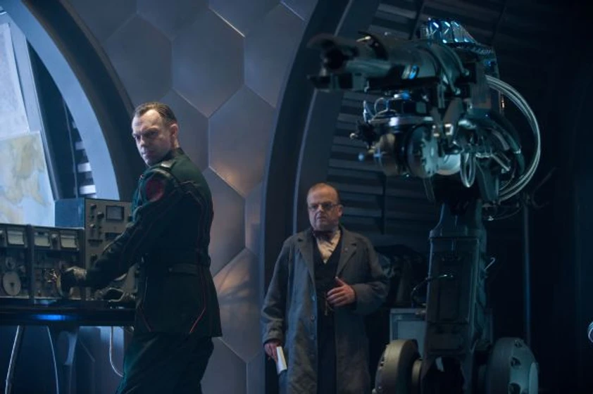 Hugo Weaving y Toby Jones en Capitán América: El primer Vengador