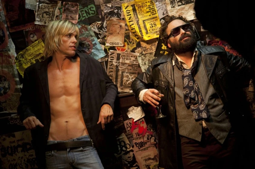 Johnny Galecki y Taylor Hawkins en cbgb