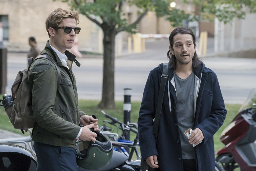 Diego Luna y James Norton en Enganchados a la Muerte