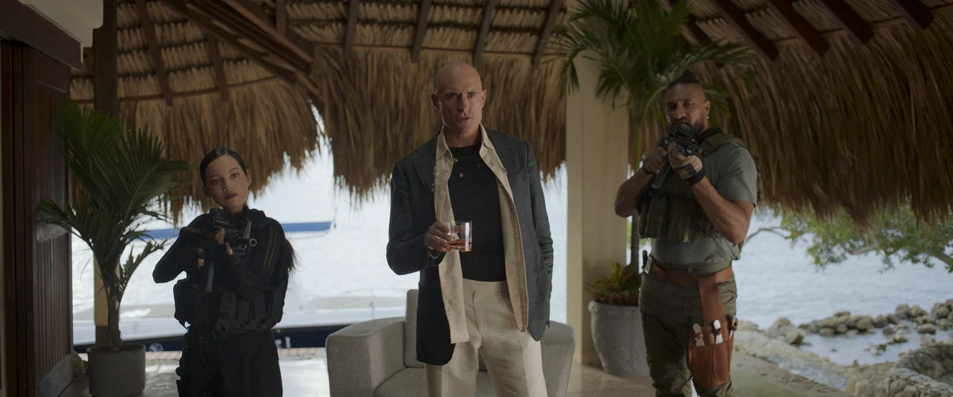 Mark Strong y Natalia Reyes en shadow-force