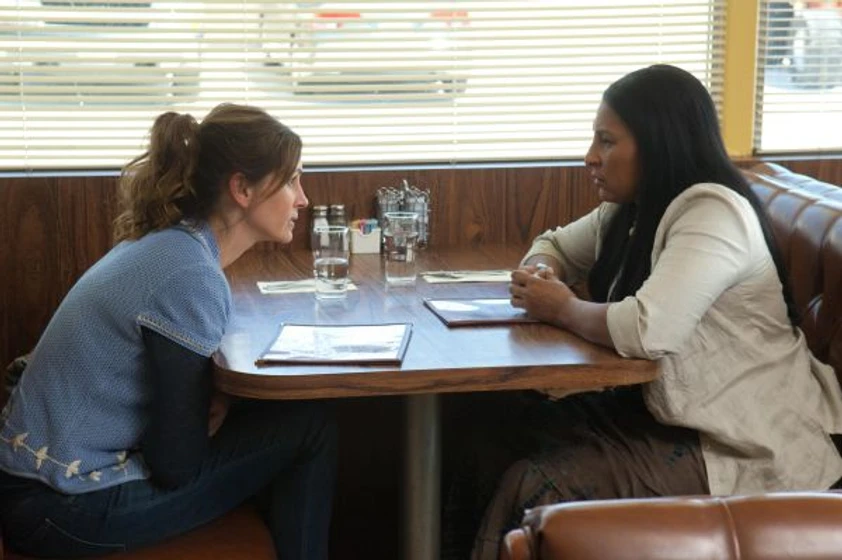 Pam Grier y Julia Roberts en larry-crowne-nunca-es-tarde