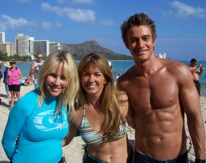 Heather Locklear y Robert Buckley en regalo-de-cumpleanos