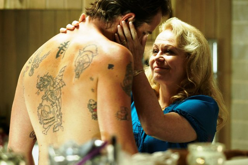 Sullivan Stapleton y Jacki Weaver en Animal Kingdom