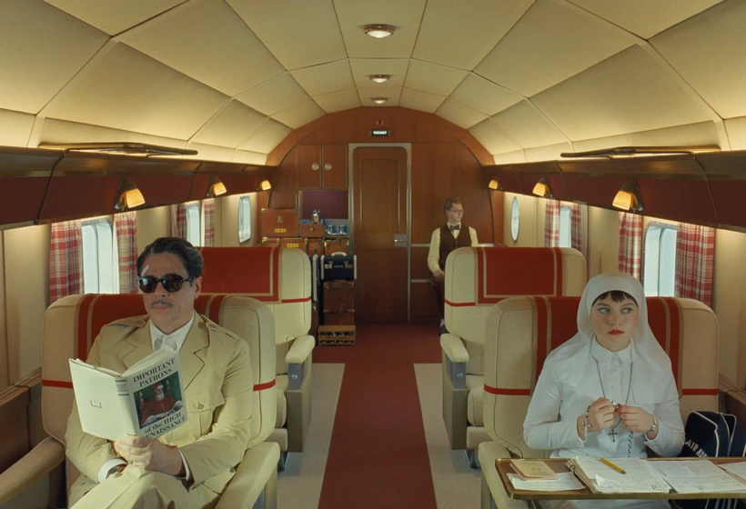 Benicio Del Toro y Mia Threapleton en la-trama-fenicia