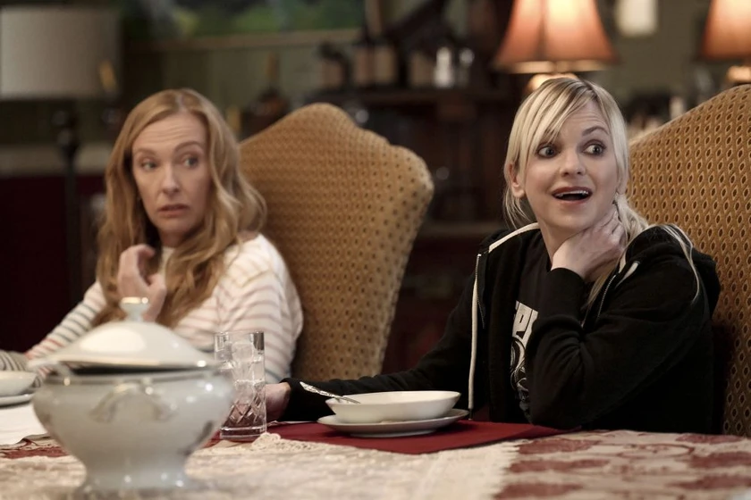 Toni Collette y Anna Faris en una-herencia-de-muerte