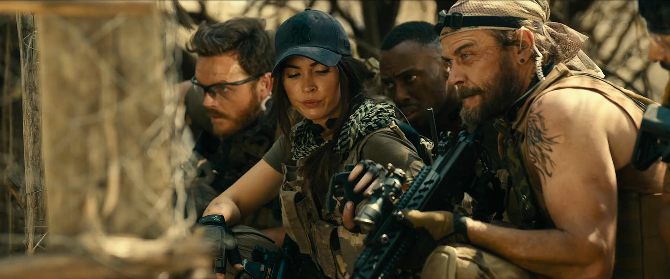 Megan Fox y Brandon Auret en La Mercenaria