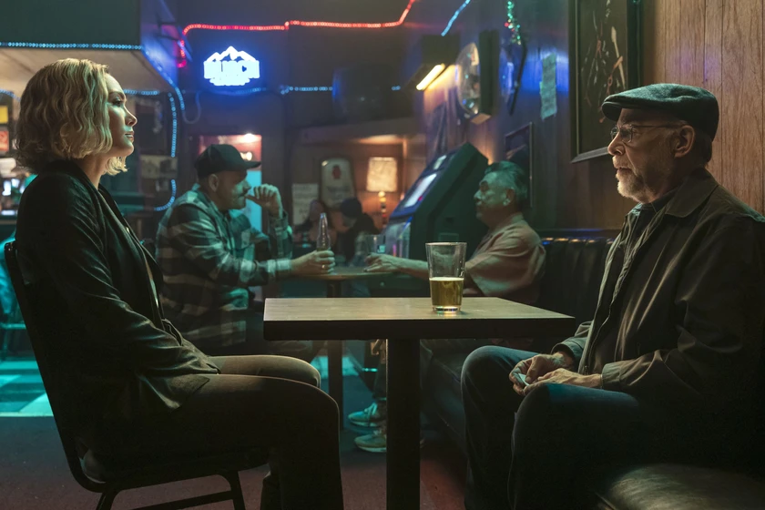 J.K. Simmons y Daniella Pineda en el-contable-2