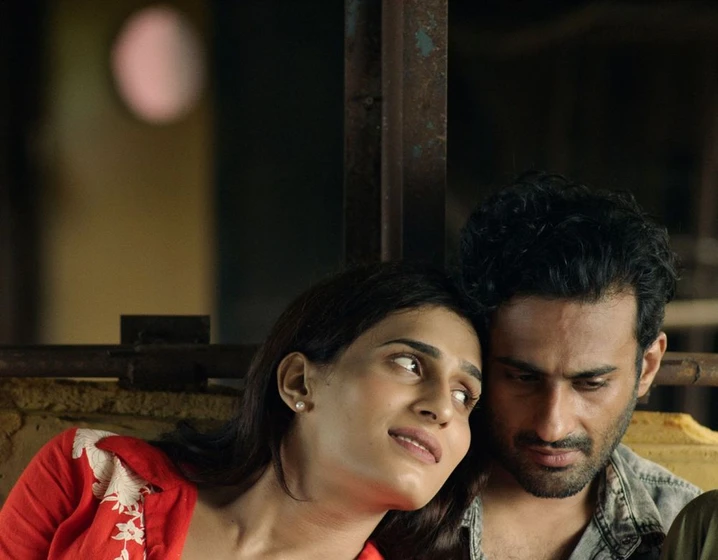 Ali Junejo y Alina Khan en joyland