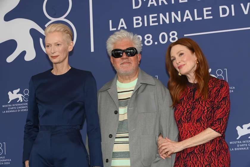 Julianne Moore, Pedro Almodóvar y Tilda Swinton en La Habitación de al Lado (Festival de Venezia. Septiembre 2024)