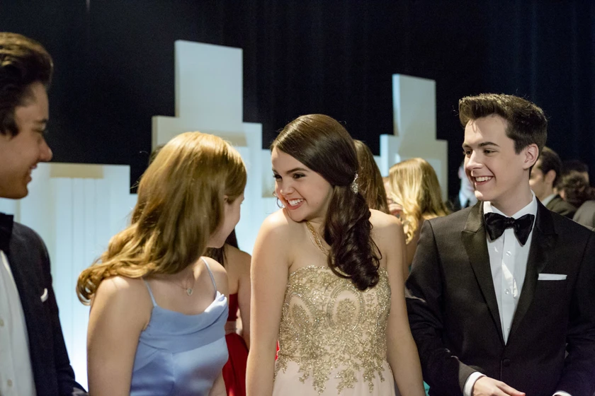 Bailee Madison, Quinn Lord y Shenae Grimes en una-cita-especial