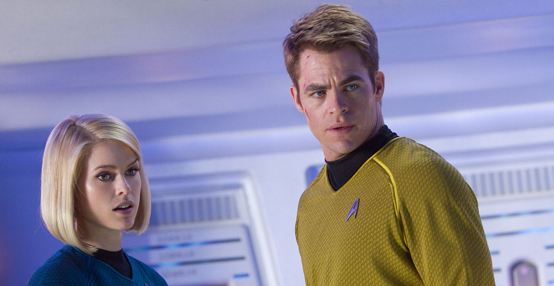 Chris Pine y Alice Eve en Star Trek. En la oscuridad