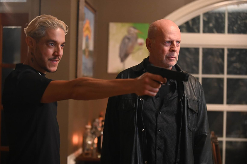 Bruce Willis y Theo Rossi en El Precio de la Venganza