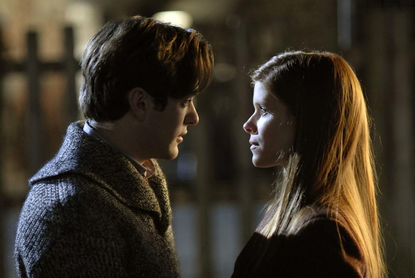 Charlie Cox y Kate Mara en stone-of-destiny