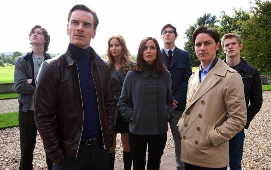 Nicholas Hoult, Rose Byrne, James McAvoy, Michael Fassbender y Jennifer Lawrence en X-Men: Primera generación