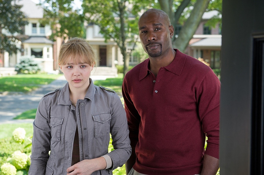 Morris Chestnut y Chloë Grace Moretz en Kick-Ass 2, con un par