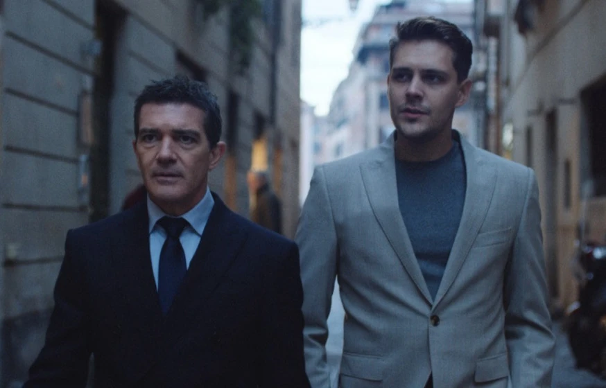Antonio Banderas y Milos Bikovic en un-golpe-sobrenatural