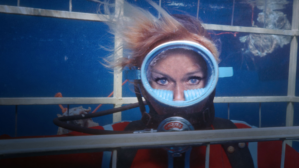 Valerie Taylor en Jugando con Tiburones