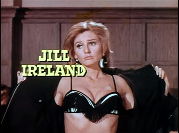 Jill Ireland en Asesinos por Karate