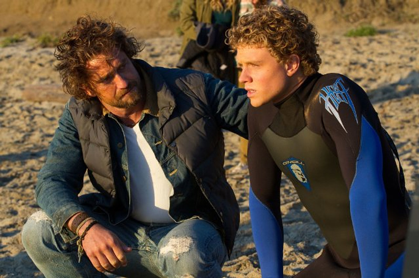 Gerard Butler y Jonny Weston en Persiguiendo Mavericks