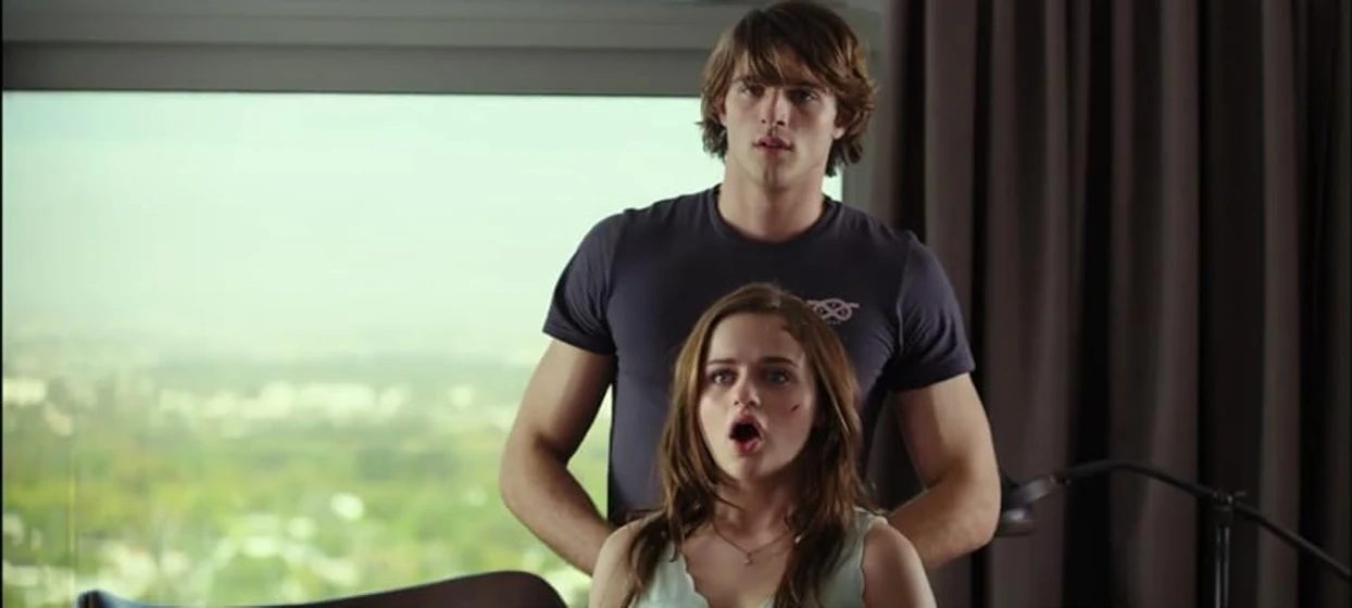 Joey King y Joel Courtney en mi-primer-beso