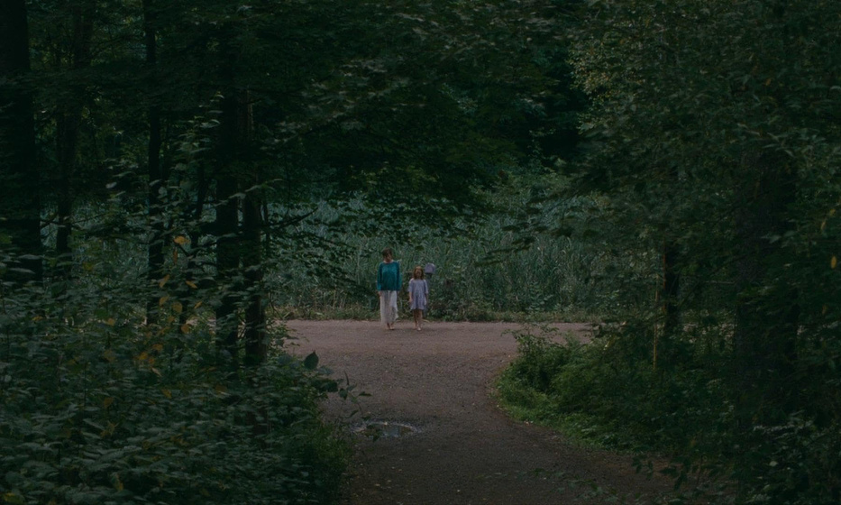 Julianne Nicholson y Zoe Ziegler en El Planeta de Janet