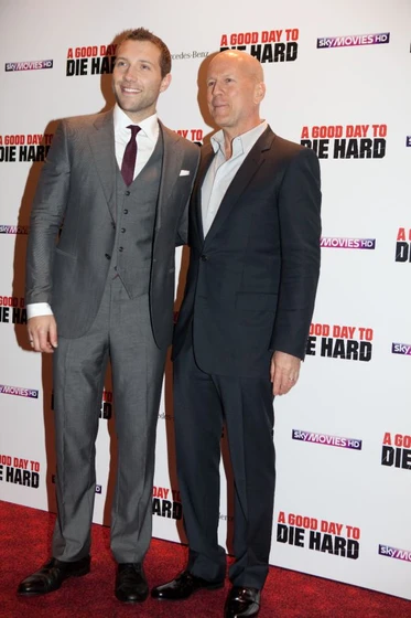 Bruce Willis y Jai Courtney en la-jungla-un-buen-dia-para-morir (Premiere en Londres. Enero 2013)