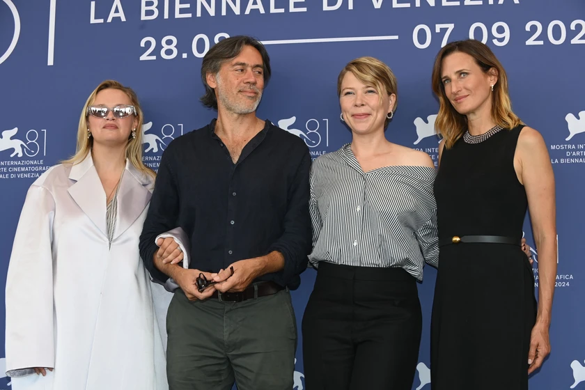 Emmanuel Mouret y Camille Cottin en Tres Amigas (Festival de Venezia. Agosto 2024)