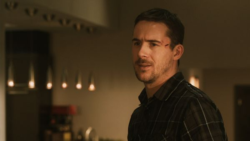 Barry Sloane en Atrapada en la oscuridad