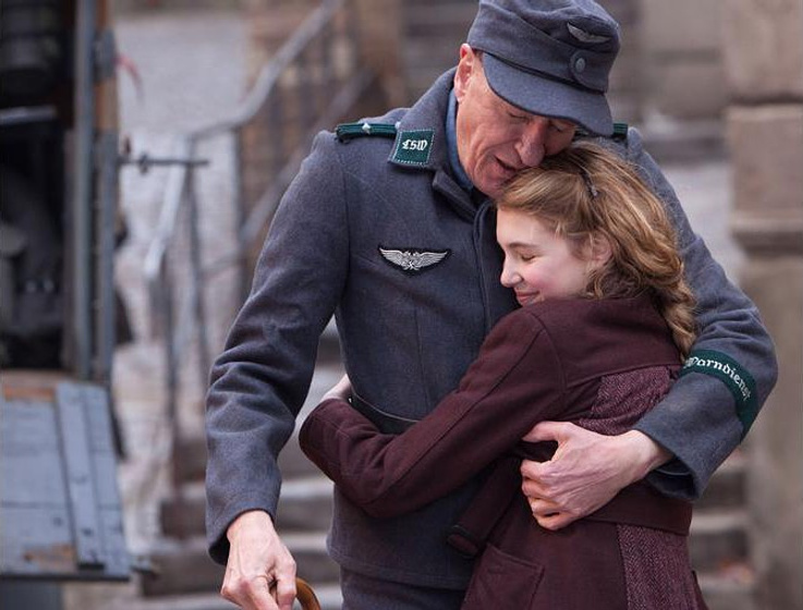 Geoffrey Rush y Sophie Nélisse en La Ladrona de Libros