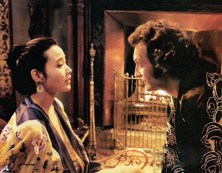 Joan Chen y Bryan Brown en Tai-Pan