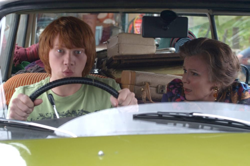Rupert Grint y Julie Walters en driving-lessons