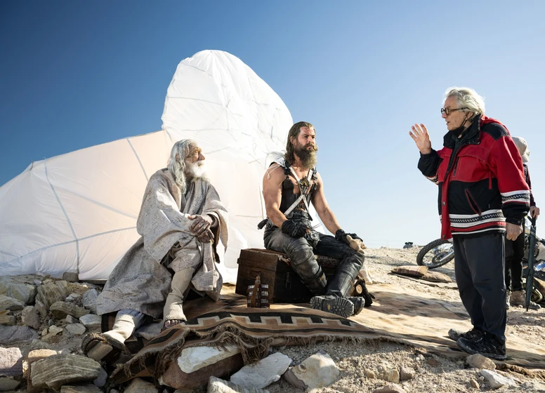 George Miller [II] y Chris Hemsworth en furiosa-de-la-saga-mad-max (George Miller [II])