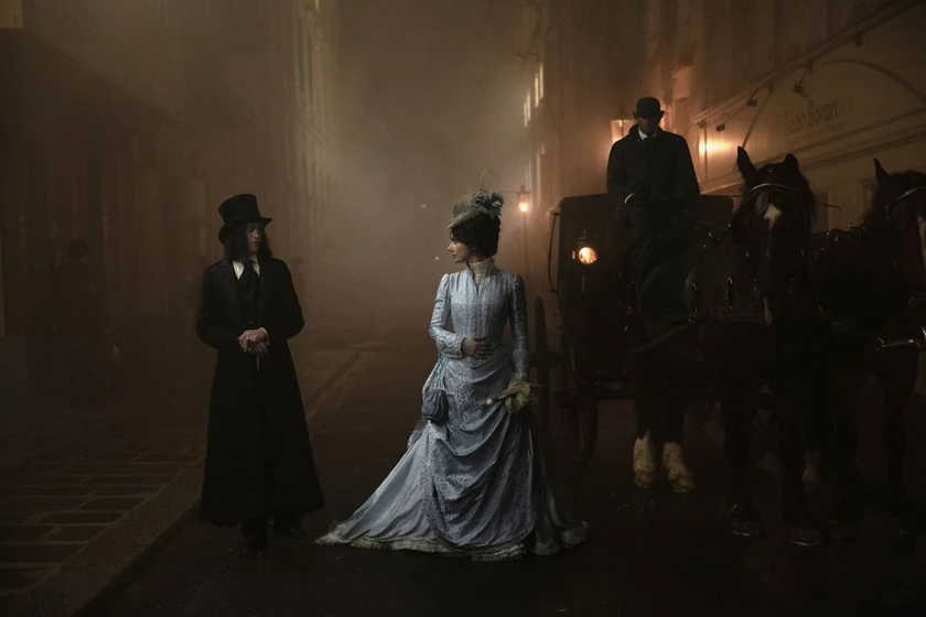 Caleb Landry Jones y Zoë Bleu Sidel en Drácula