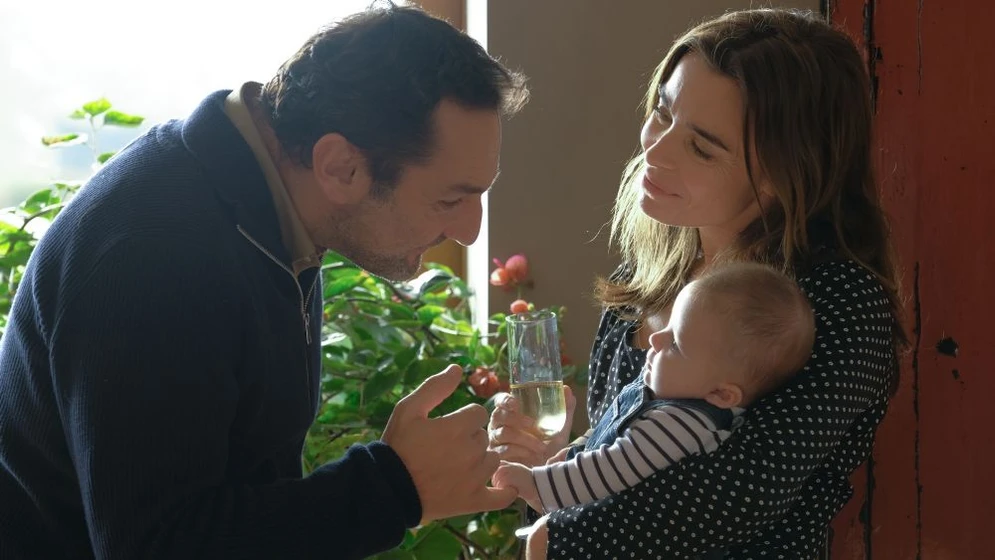 Élodie Bouchez y Gilles Lellouche en en-buenas-manos-pupille