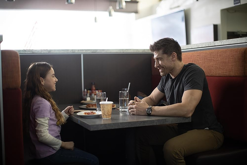 Alain Moussi y Zoe Worn en rey-de-asesinos