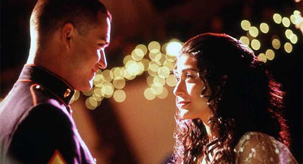 Marisol Nichols y Mark-Paul Gosselaar en La Princesa y el Marine