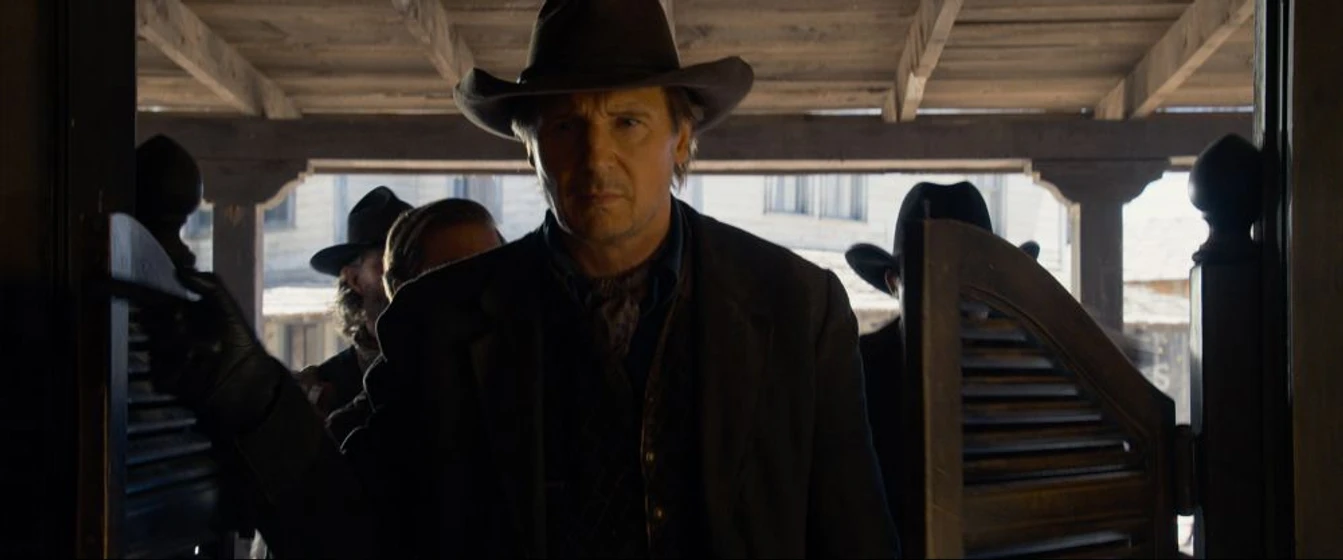 Liam Neeson en mil-maneras-de-morder-el-polvo