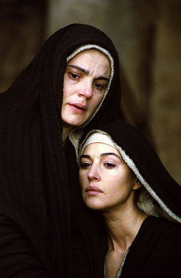 Monica Bellucci y Maia Morgenstern en La Pasión de Cristo