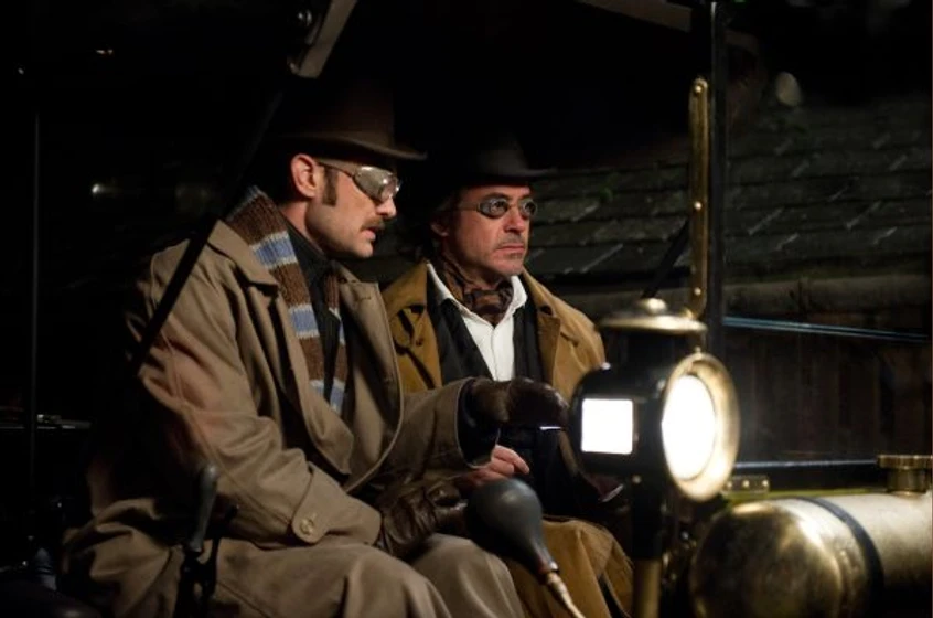 Jude Law y Robert Downey Jr. en Sherlock Holmes: Juego de sombras