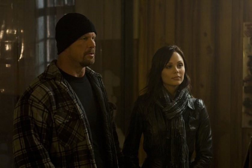 Steve Austin y Laura Vandervoort en Damage