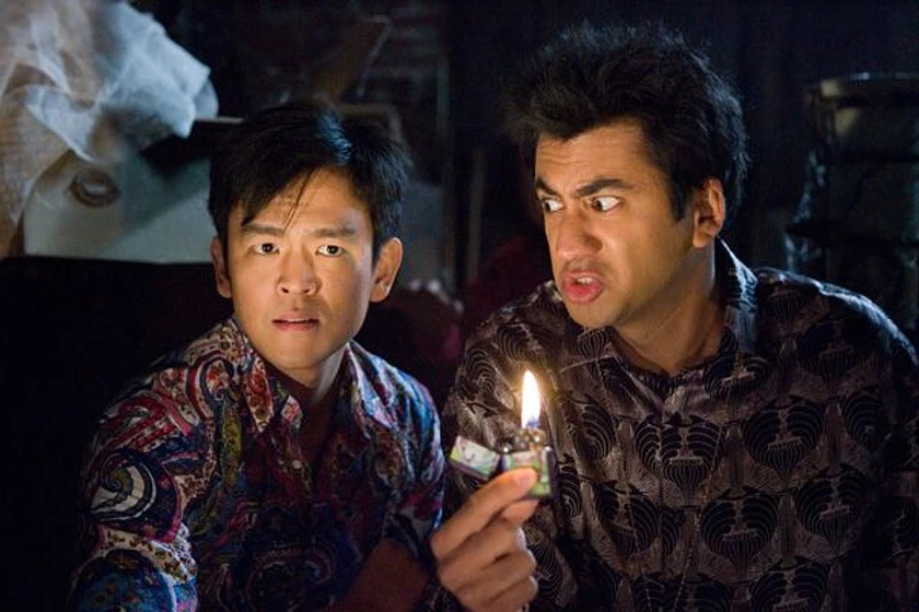 Kal Penn y John Cho en dos-colgaos-muy-fumaos