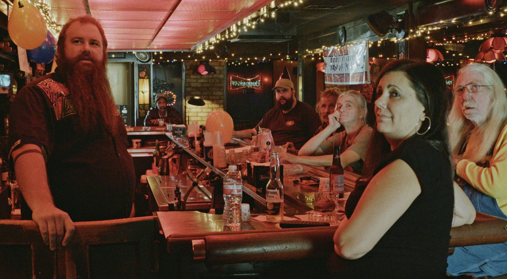 Imagen de bloody-nose-empty-pockets