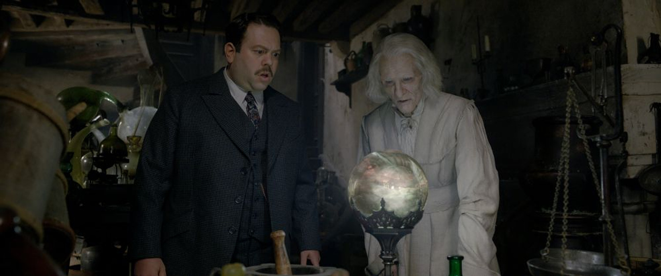 Dan Fogler y Brontis Jodorowsky en Animales fantásticos: Los Crímenes de Grindelwald