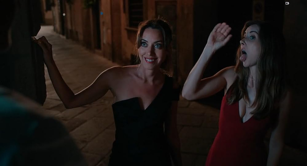 Aubrey Plaza y Alison Brie en hazme-girar